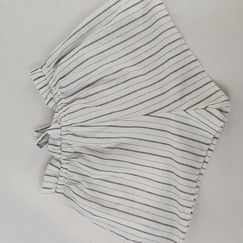Love Tree striped paper bag waist shorts. Size M - Picture 5 of 7